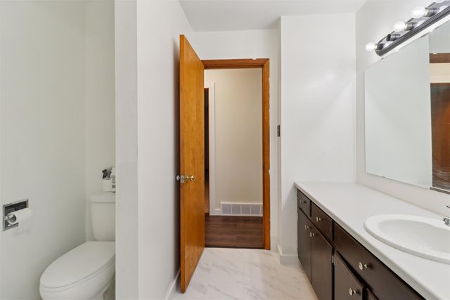 1004 E 14th Street S, Newton, IA 50208