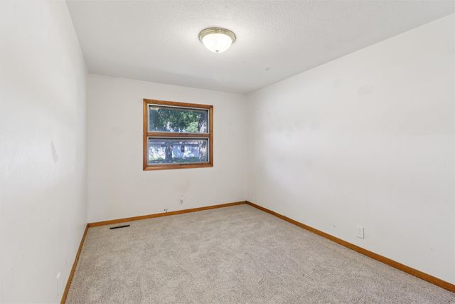 1004 E 14th Street S, Newton, IA 50208