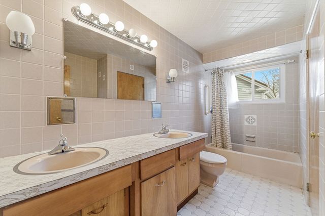 7 Carol St, Stoneham, MA 02180