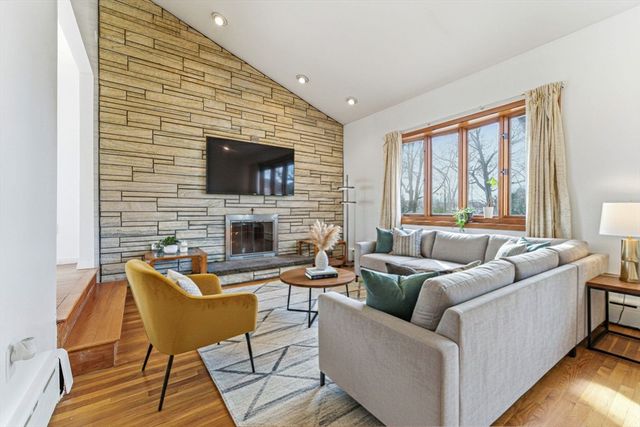 7 Carol St, Stoneham, MA 02180