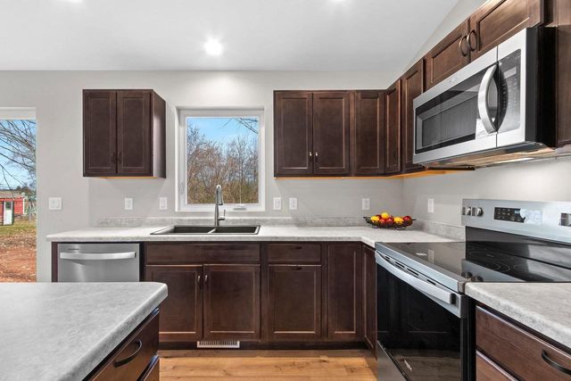 1920 SOUTHLAND LANE, New London, WI 54961