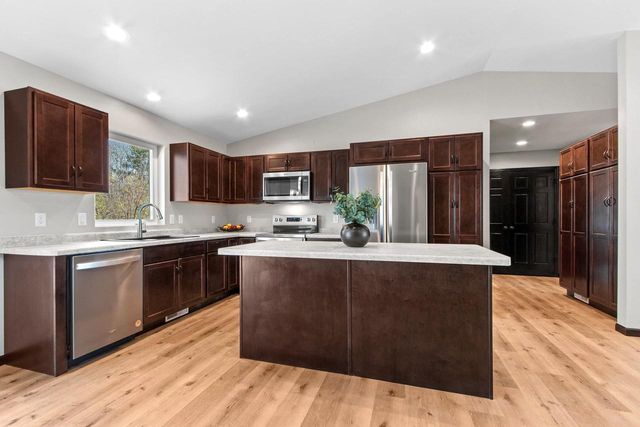 1920 SOUTHLAND LANE, New London, WI 54961