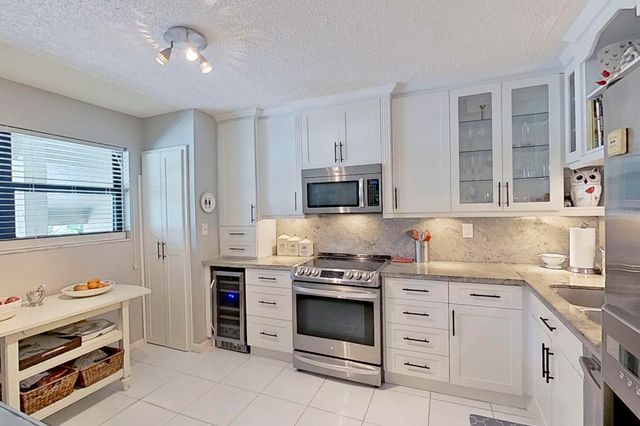 12871 Briarlake Drive 204, Palm Beach Gardens, FL 33418