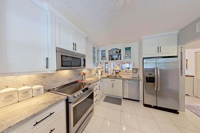 12871 Briarlake Drive 204, Palm Beach Gardens, FL 33418