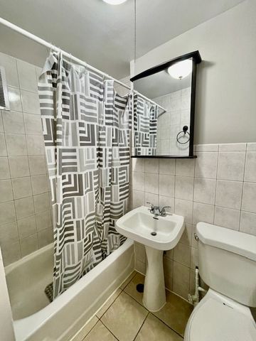 2227 W 19th Street COACH, Chicago, IL 60608