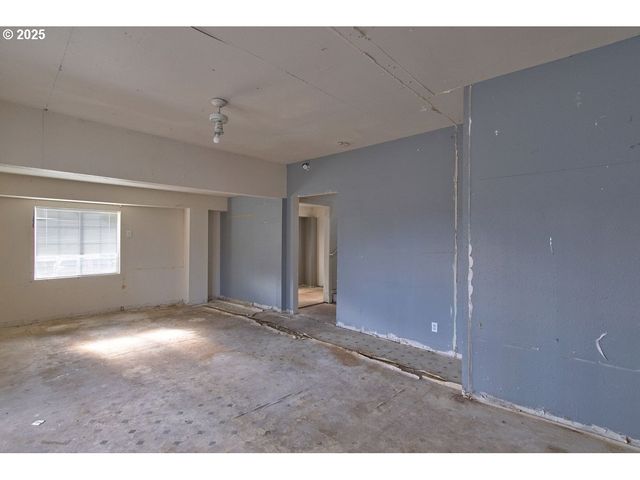 8523 Se STARK St, Portland, OR 97216