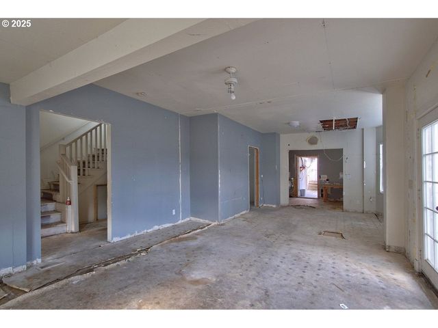 8523 Se STARK St, Portland, OR 97216