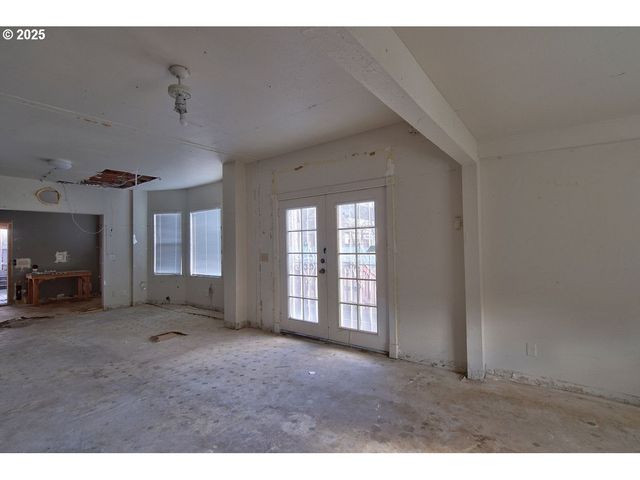 8523 Se STARK St, Portland, OR 97216