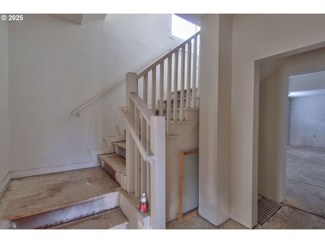 8523 Se STARK St, Portland, OR 97216