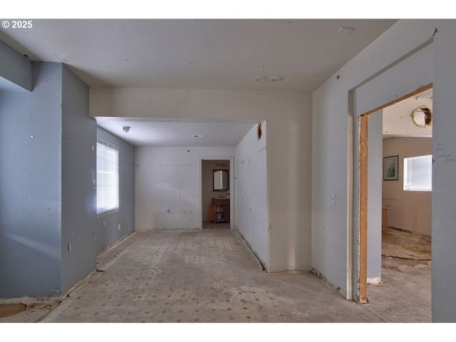 8523 Se STARK St, Portland, OR 97216