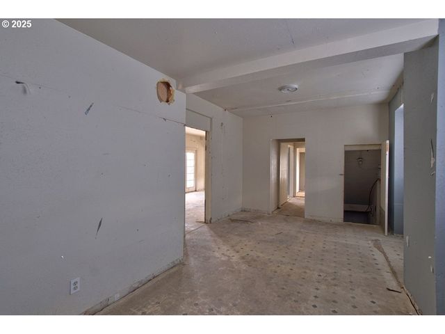 8523 Se STARK St, Portland, OR 97216