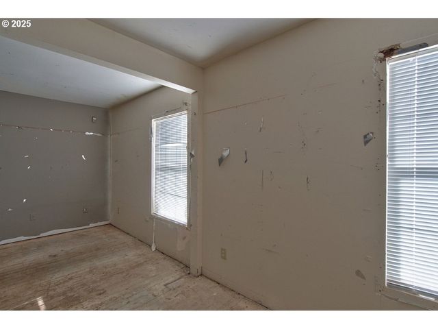 8523 Se STARK St, Portland, OR 97216