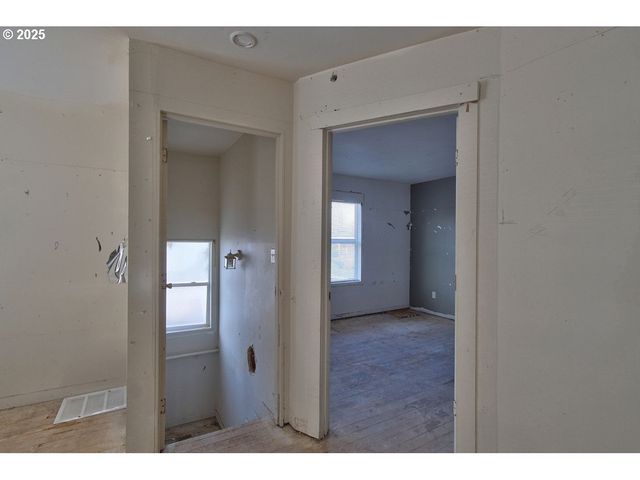 8523 Se STARK St, Portland, OR 97216