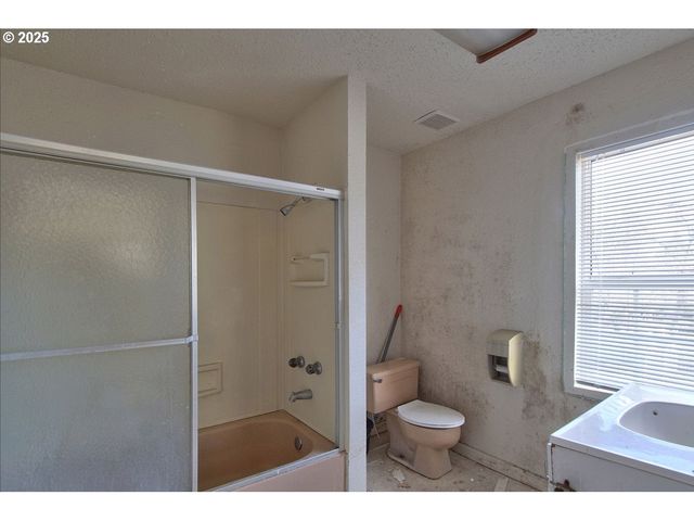 8523 Se STARK St, Portland, OR 97216