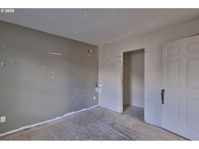 8523 Se STARK St, Portland, OR 97216