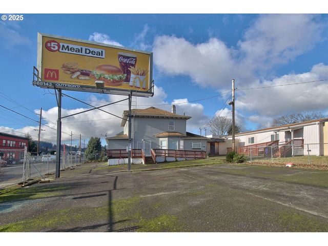 8523 Se STARK St, Portland, OR 97216