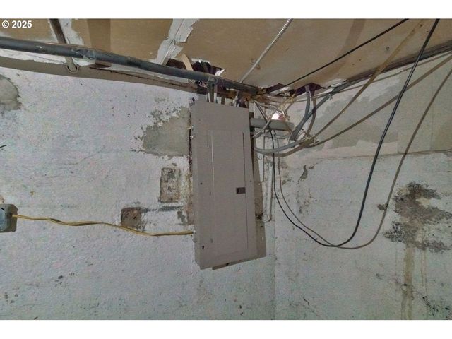 8523 Se STARK St, Portland, OR 97216