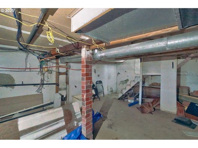 8523 Se STARK St, Portland, OR 97216