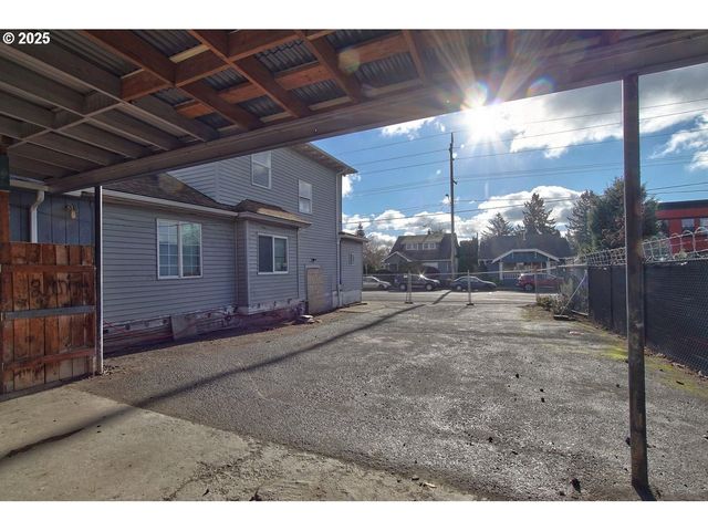 8523 Se STARK St, Portland, OR 97216