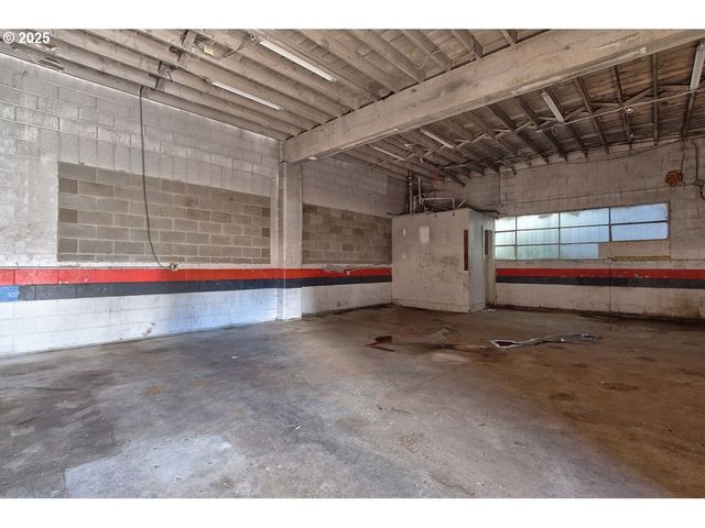 8523 Se STARK St, Portland, OR 97216