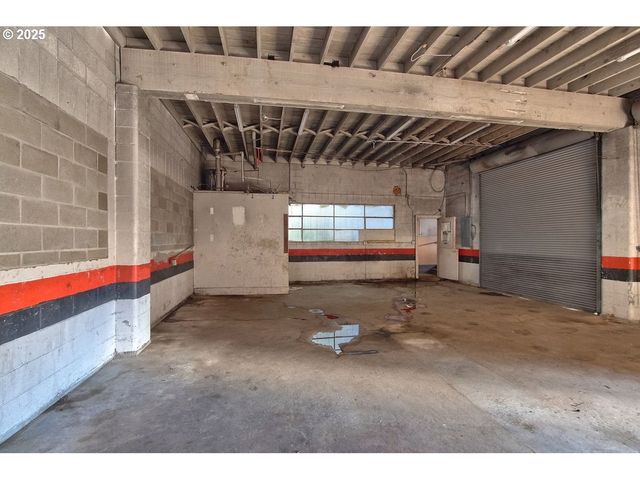 8523 Se STARK St, Portland, OR 97216