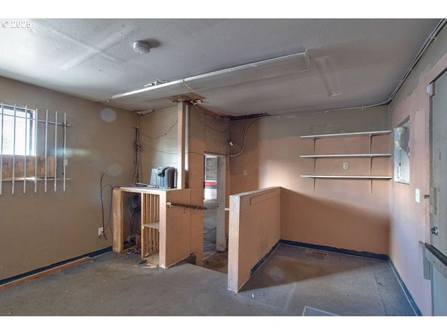 8523 Se STARK St, Portland, OR 97216