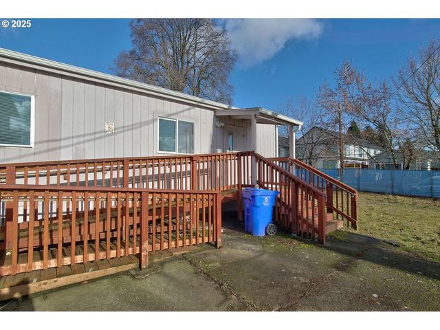 8523 Se STARK St, Portland, OR 97216