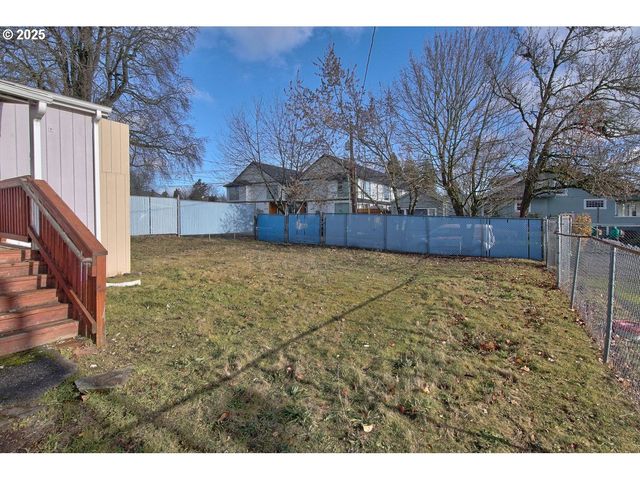 8523 Se STARK St, Portland, OR 97216