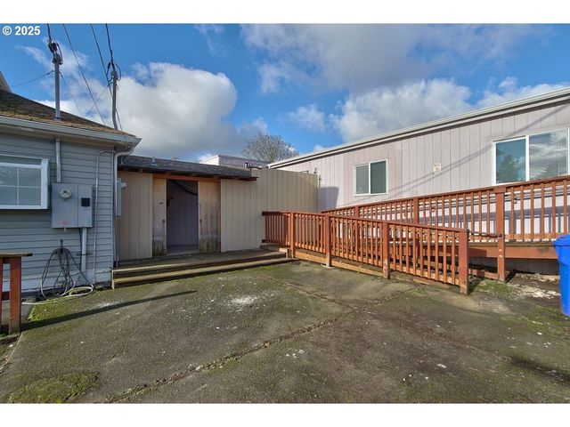 8523 Se STARK St, Portland, OR 97216