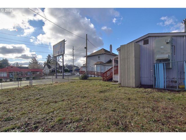 8523 Se STARK St, Portland, OR 97216