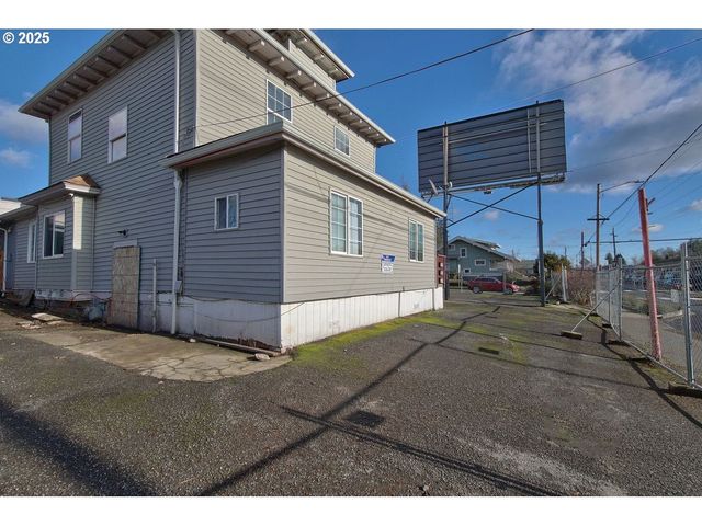 8523 Se STARK St, Portland, OR 97216