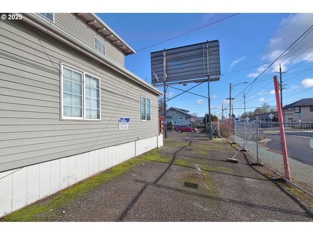 8523 Se STARK St, Portland, OR 97216