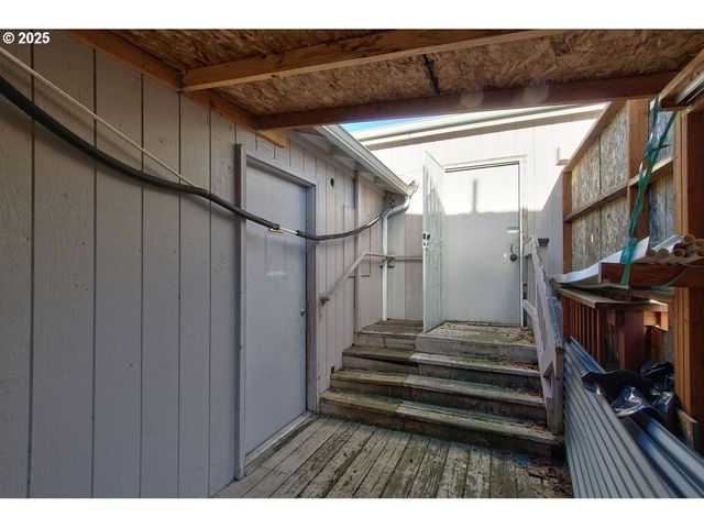 8523 Se STARK St, Portland, OR 97216