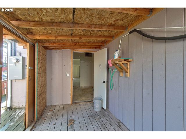 8523 Se STARK St, Portland, OR 97216