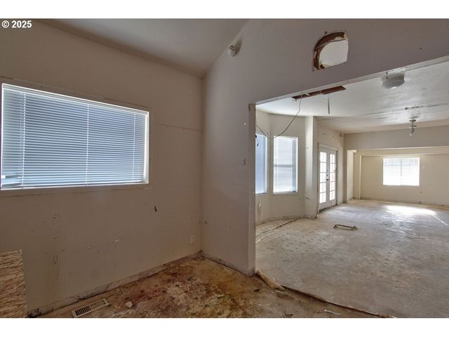 8523 Se STARK St, Portland, OR 97216