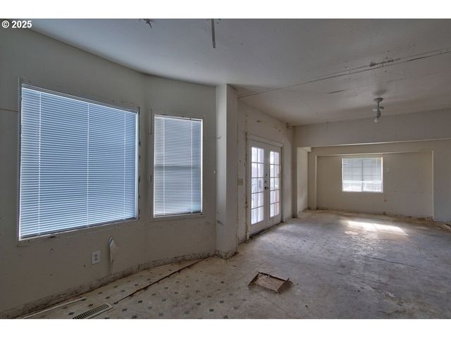 8523 Se STARK St, Portland, OR 97216