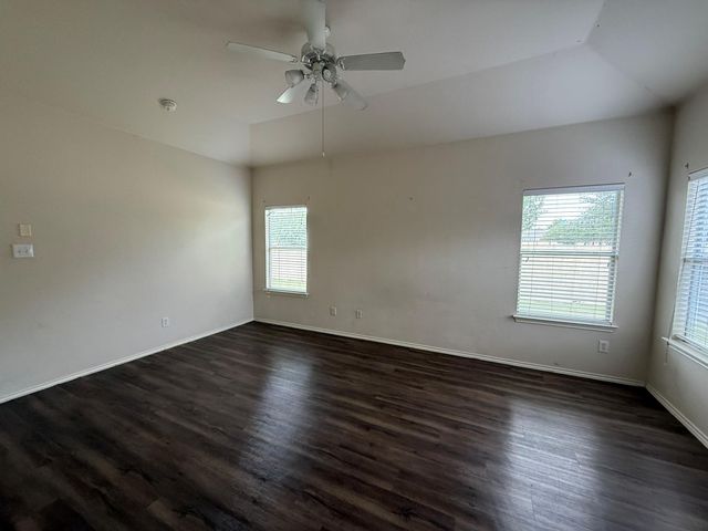 1514 Kothman DR, Hutto, TX 78634