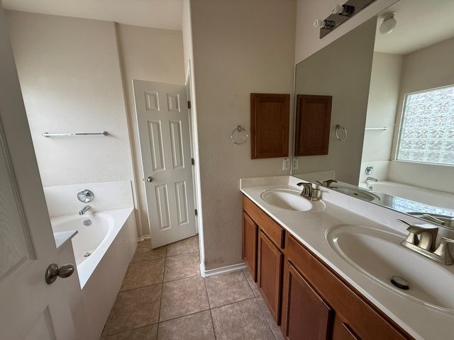 1514 Kothman DR, Hutto, TX 78634
