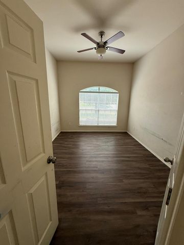 1514 Kothman DR, Hutto, TX 78634