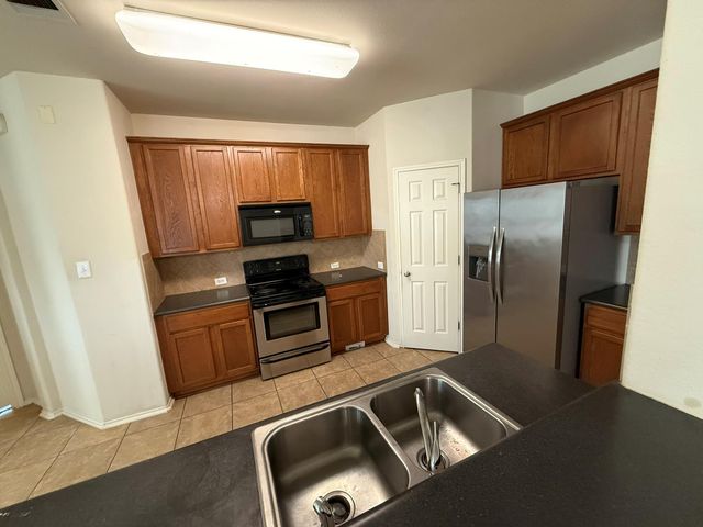 1514 Kothman DR, Hutto, TX 78634