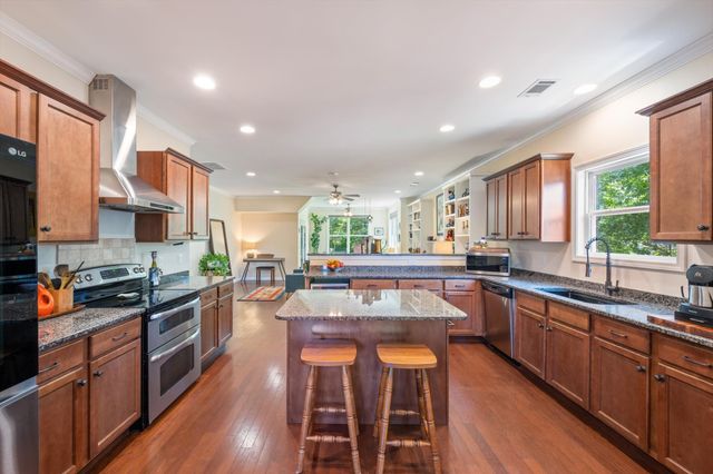 600 Collinscrest Ct, Nashville, TN 37221