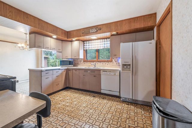 1530 W 7TH AVENUE, Oshkosh, WI 54902