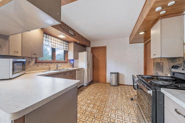 1530 W 7TH AVENUE, Oshkosh, WI 54902