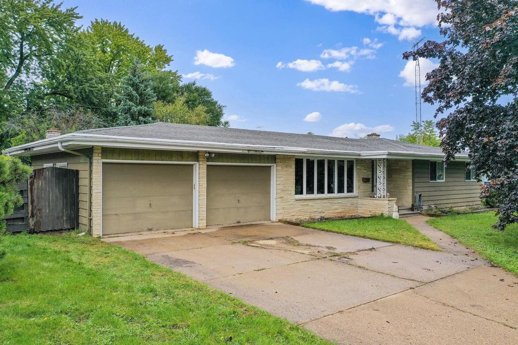 1530 W 7TH AVENUE, Oshkosh, WI 54902