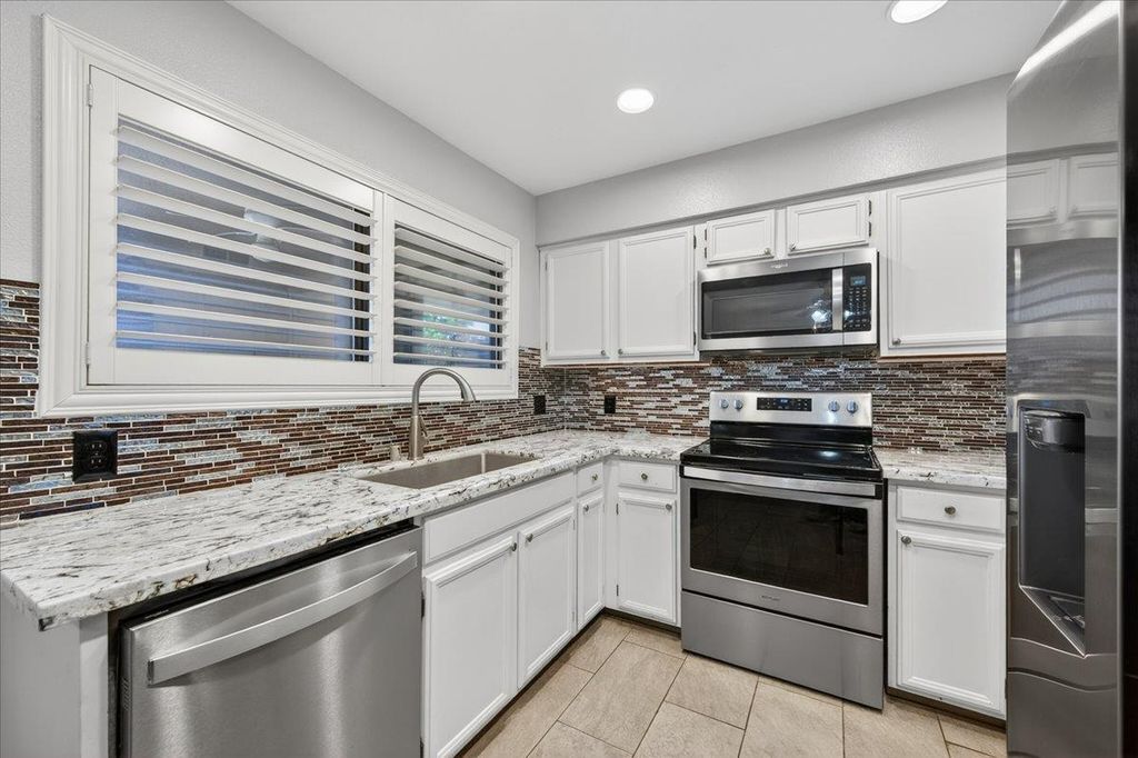 Image 14 of property listing at 1767 W Santa Ana Avenue, Fresno, CA 93705