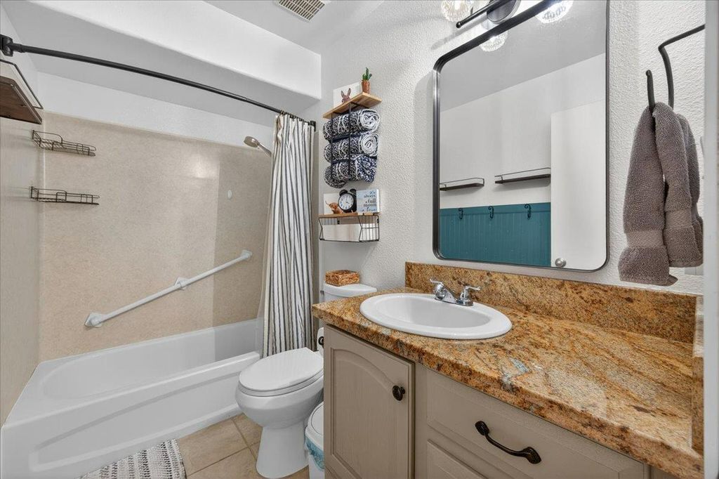Image 17 of property listing at 1767 W Santa Ana Avenue, Fresno, CA 93705