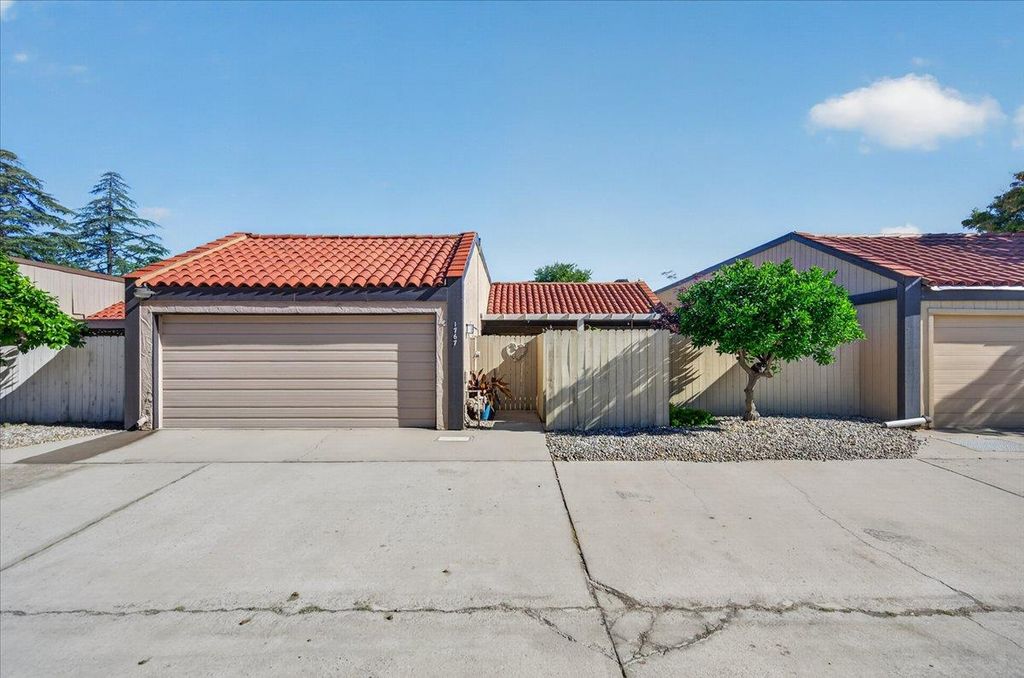 Image 33 of property listing at 1767 W Santa Ana Avenue, Fresno, CA 93705