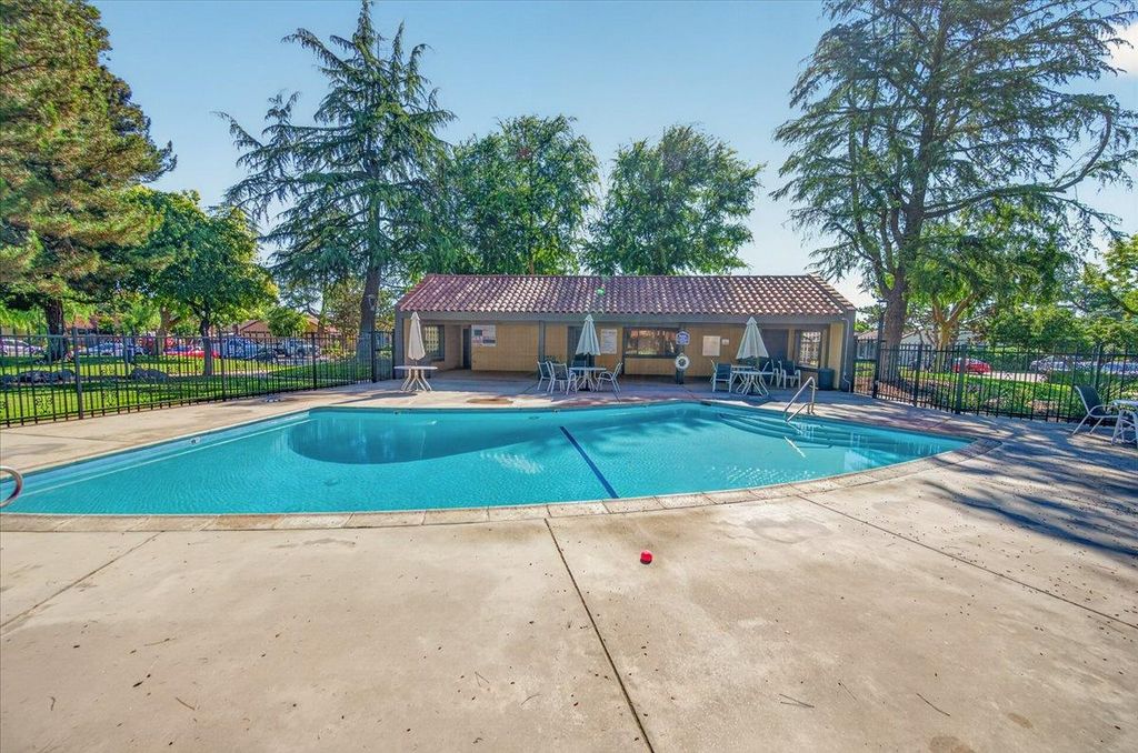 Image 34 of property listing at 1767 W Santa Ana Avenue, Fresno, CA 93705
