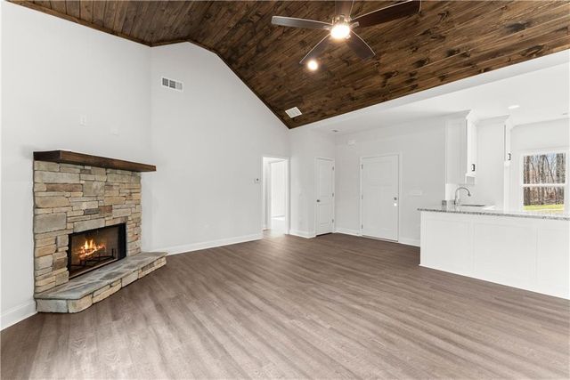 96 Hawks Ridge Ct, Cleveland, GA 30528