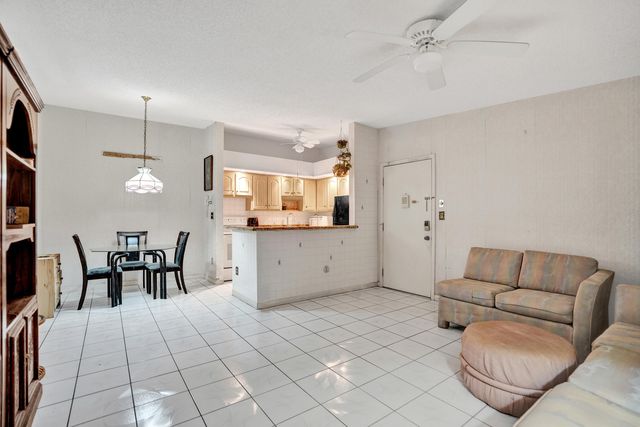 9414 S BELFORT Circle 215, Tamarac, FL 33321